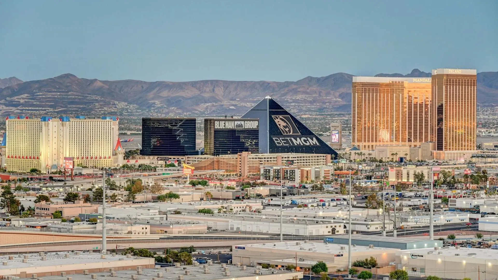 Hi-Rise Condo Private Balcony & Strip Views Las Vegas ABD